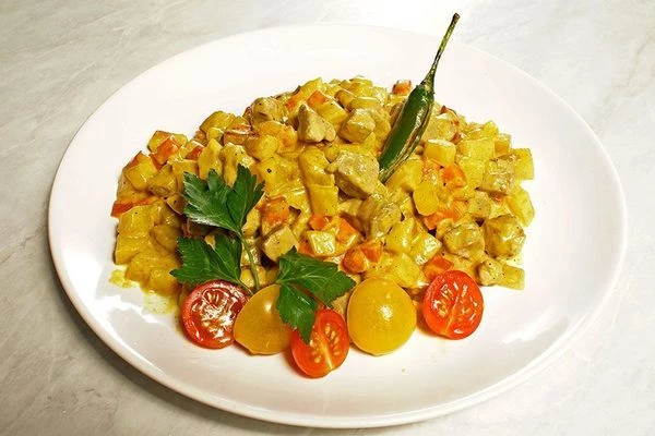 Выложить готовое карри на тарелку, украсить по желанию свежими овощами.