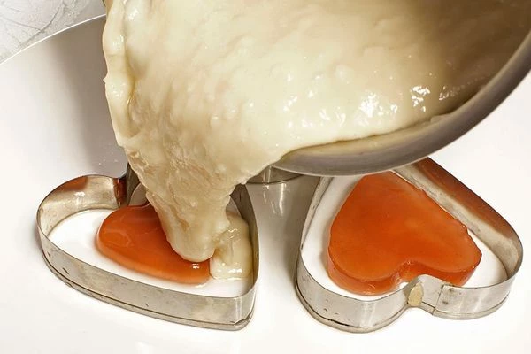 Разлить теплую смесь по формочкам и дать застыть в холодильнике.