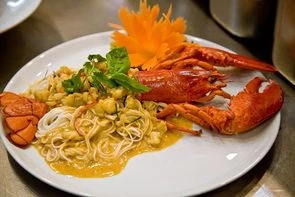 Лобстер в соусе красный карри