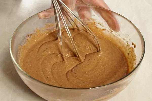 Затем всыпать какао и еще раз хорошо размешать. Дать постоять 5-10 минут в теплом месте. 