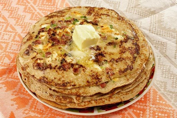 Готовые блинчики с припеком сложить горкой и подавать со сливочным маслом или сметаной.