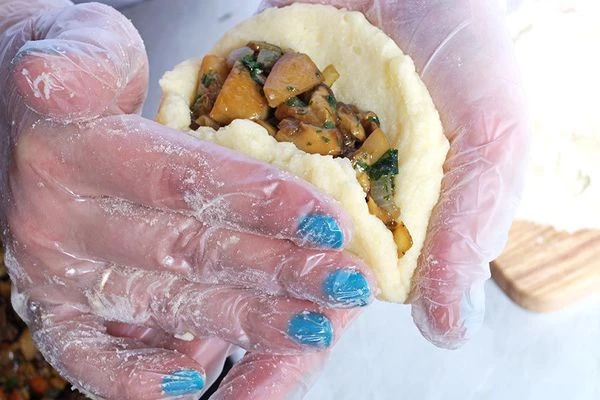 Из пюре сделать лепешку, в центр положить начинку из грибов и овощей, закрыть пюре с 2 сторон, как пирожок.