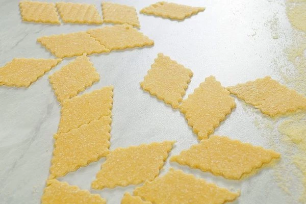 Можно вырезать фигурную пасту.