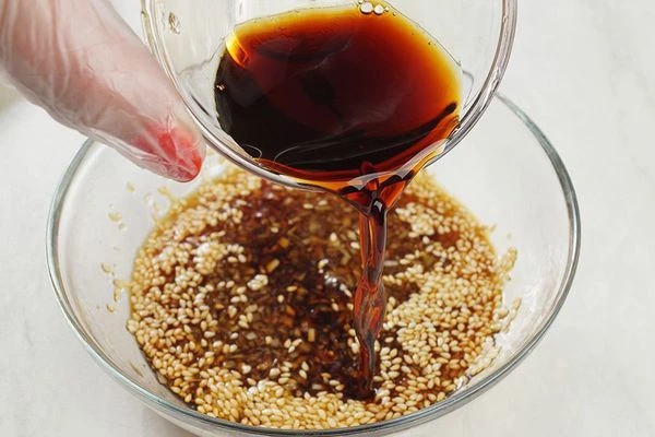 Добавить по вкусу бальзамический уксус и горчицу, хорошо перемешать.