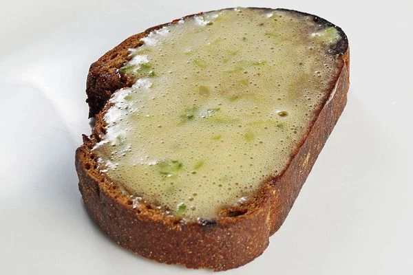 Поджаренный хлеб смазать соусом, сверху выложить микс салата, тонко нарезанные помидоры, котлету из тунца, полить соусом.