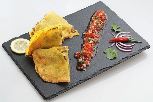 Кесадилья очень вкусная в теплом виде, пока сыр не успел застыть.