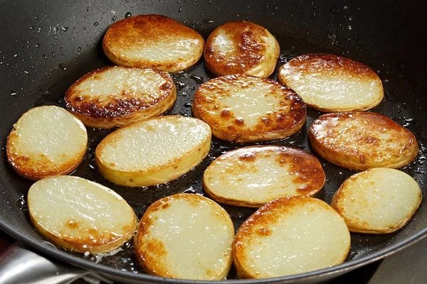 Для гарнира, промойте молодой картофель, нарежьте кругляшами и обжарьте на растительном масле до румяной корочки, посолите, поперчите в конце приготовления.