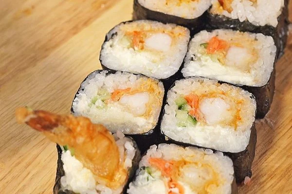  Подавать готовый ролл с имбирем, васаби и соевым соусом.