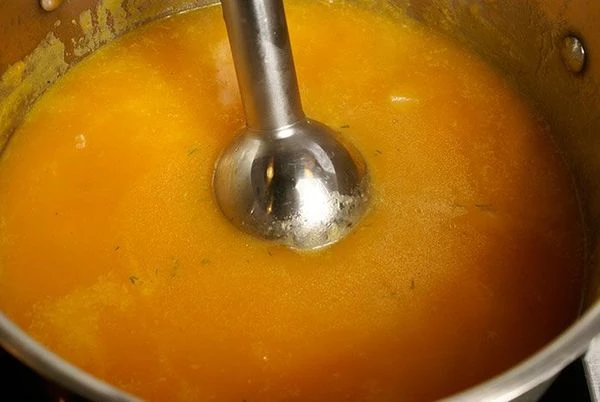 Пробить тыквенный суп блендером до однородной консистенции.