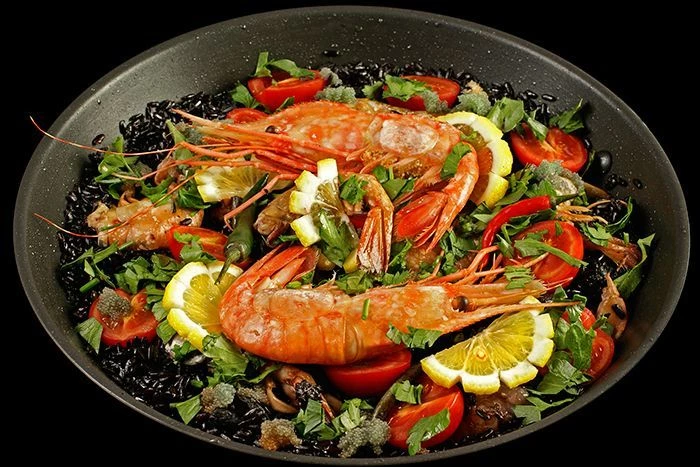 Паэлья неро с креветками Ботан