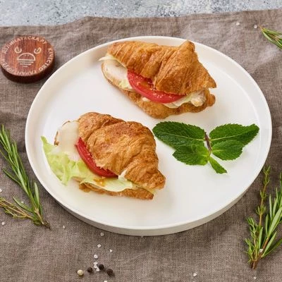 Круассан с запеченной курицей от Шефа 120г-0}