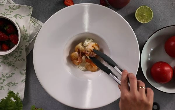 В тарелку для подачи выложить кусочки чиабатты, страчателлу, обжаренные креветки и ломтики клубники. 