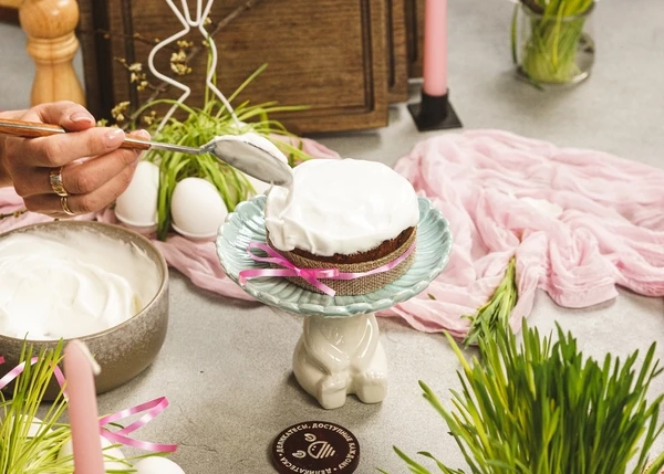 Остывшие куличи покрыть глазурью. 