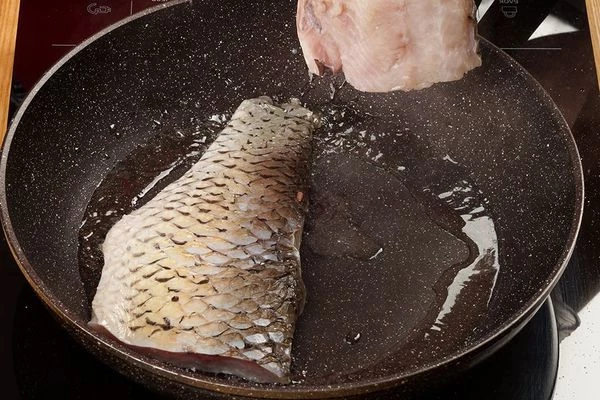 Филе очистить от остатков соли, обжарить на хорошо разогретой с растительным маслом сковороде.
