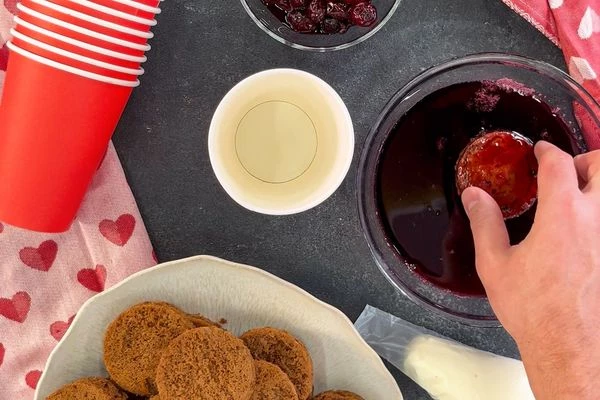 Бисквит пропитать сиропом и выложить в бумажный стаканчик объемом 300мл.