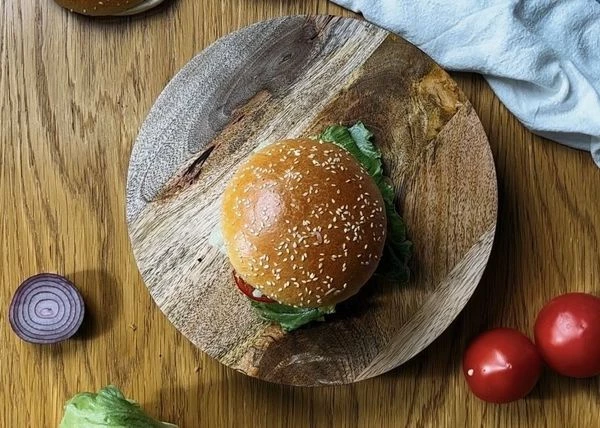 Затем лист айсберга сверху. И накрыть верней частью булочки. 