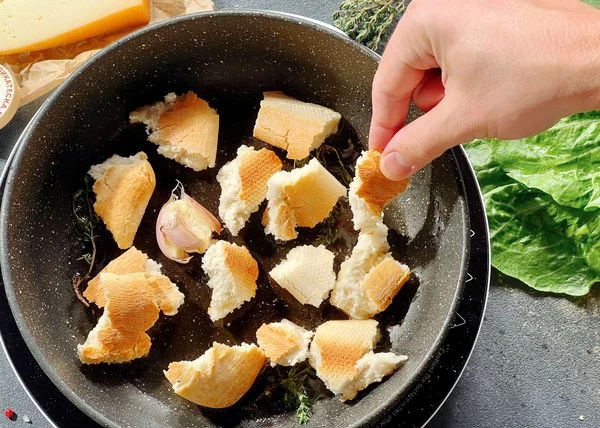 Багет поломать на кусочки и обжарить до золотистой корочки в этой же сковороде.  