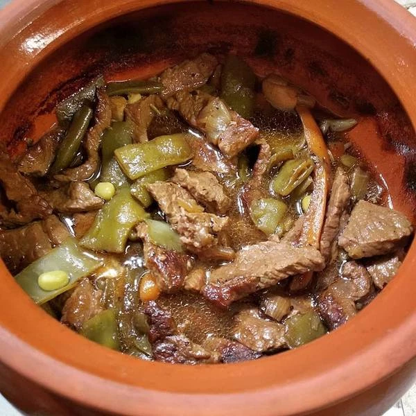 Добавить стручки гороха (или фасоли), устричный соус, сладкий соевый соус, кунжутное масло и перец, перемешайте и доведите до кипения. Снимите с огня, сервируйте с белым рисом.