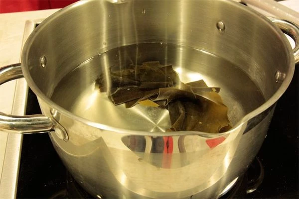 Угорь нарезать прямоугольниками 4х6. Лук нарезать наискосок  тонкой соломкой