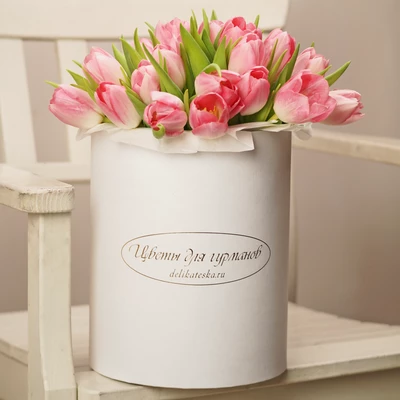 Букет розовых тюльпанов в шляпной коробке L ~25 шт-1}