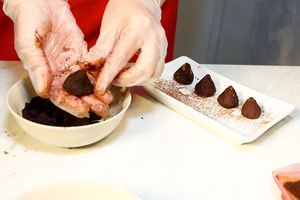 Так же можно приготовить шоколадные трюфели: из получившейся массы сформируйте 