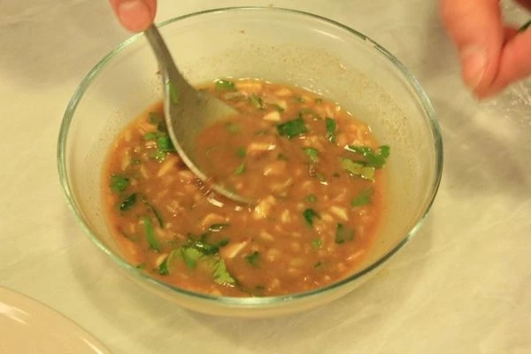 Добавить соевую пасту и несколько ложек рыбного бульона. Хорошо перемешать.