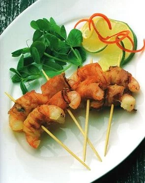 Маринованные креветки с беконом