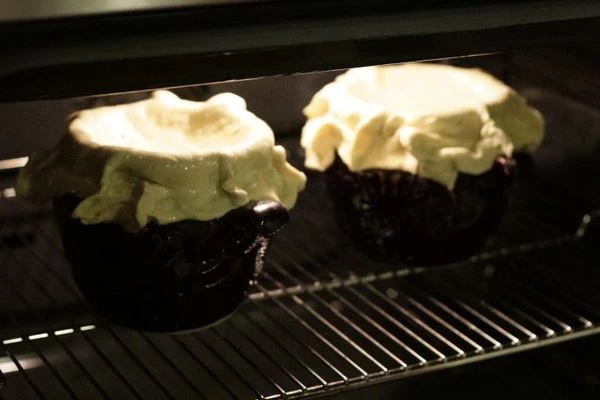 Накрыть горшочек тестом, смазать яйцом. Поставить запекать в разогретую до 220С духовку на 30 минут.