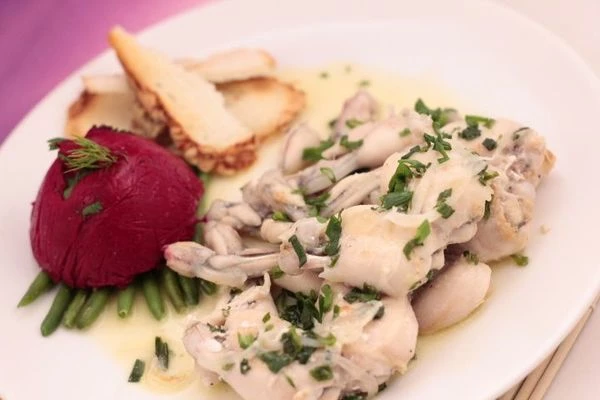 На  тарелку выложить фасоль, на нее суфле из свеклы.   Рядом уложить готовые лягушачьи лапки, полить оставшимся соусом.