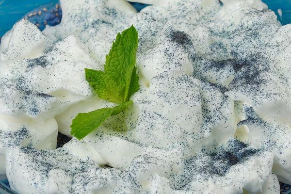 Украсить веточкой мяты и синим чаем.