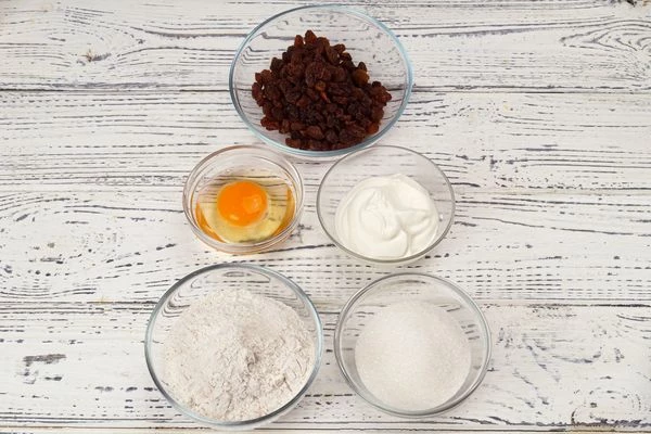 Во второй добавить изюм.