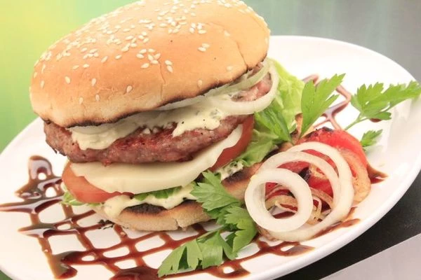 Украсить зеленью, соевым топингом и овощами.