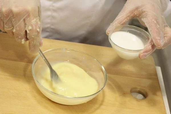 Приготовить льезон: 1 яйцо + 3ст.л молока хорошо взбить венчиком.