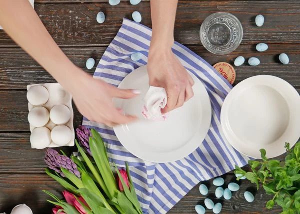 Завернуть каждое яйцо, завязать резинкой.