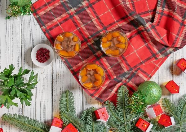 Желатин залить холодной кипяченой водой, дать набухнуть. Бульон разогреть, ввести отжатый желатин, посолить, снять лишний жир. Залить получившимся бульоном первый слой заливного. Убрать в холодильник до застывания. 

