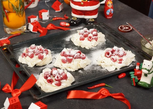 Повторить со всем тестом и начинкой. Выпекать в разогретой до 180 градусов духовке в течение 15 минут.