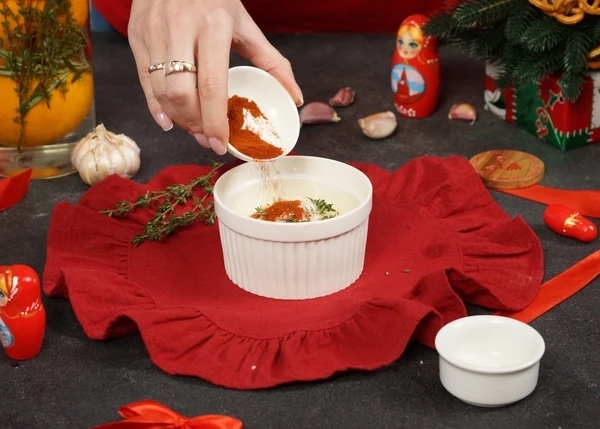 Мягкое сливочное масло  смешать с соком апельсина, паприкой, чесноком, 1 ст. л. соли и листочками тимьяна. 