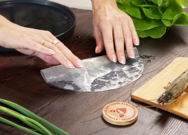 Сложить лист пополам. Повторить со всеми ингредиентами. Полученные заготовки немного подсушить.