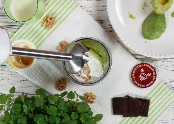 Авокадо очистить. Очищенное авокадо, мед и сливки измельчить в блендере до пюреобразного состояния.