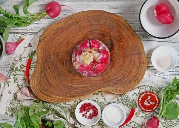 Переложить в емкость для маринования. Добавить сухие ингредиенты.