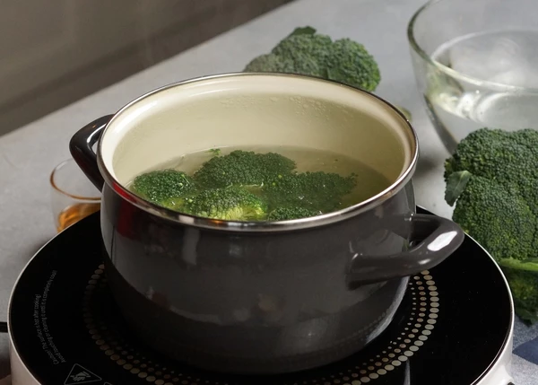 Брокколи вымыть, разделить на одинаковые соцветия. Отварить в течение 3 минут в подсоленной воде. переложить в ледяную воду, через пару минут откинуть на сито, дать стечь воде. 