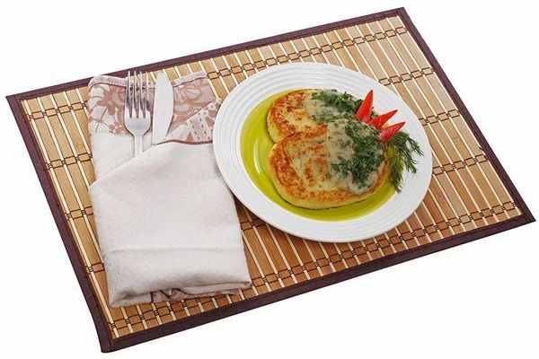 Подавать картофельные зразы с постным соусом бешамель или соевой сметаной, украсив свежими овощами.