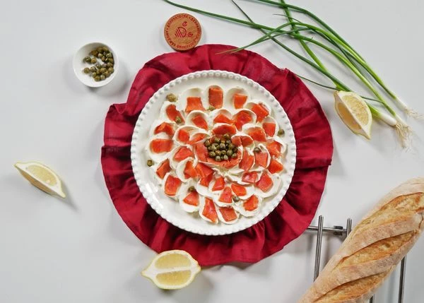 В середину тарелки добавить каперсы.