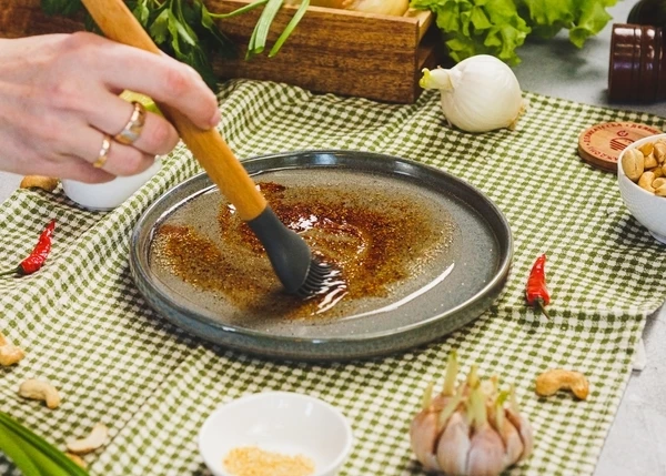 Для маринада смешать 30 г масла, соль, специи. 