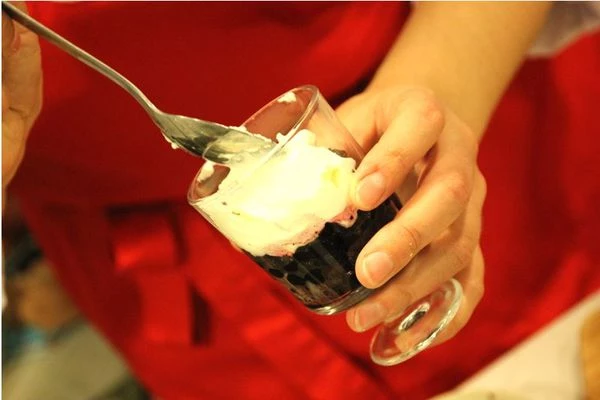 Теперь заполняем стаканчики полученной смесью. Украсить можно палочками печенья и веточкой мяты.