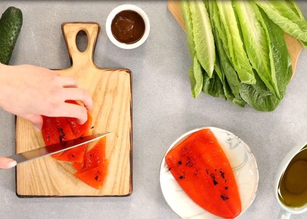 Перец нарезать на кусочки.