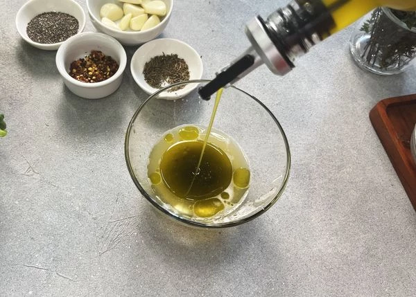 Для заправки выдавить сок апельсина, лимона, смешать с солью, сахаром, бальзамическим кремом и оливковым маслом. 