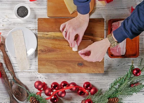 Свернуть в плотный рулетик. Должно получиться 8 штук.