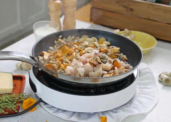 Добавить размороженные морепродукты. Жарить 2 минуты. 