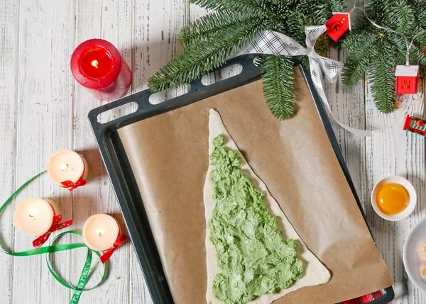 Намазать на тесто начинку, оставляя края свободными.